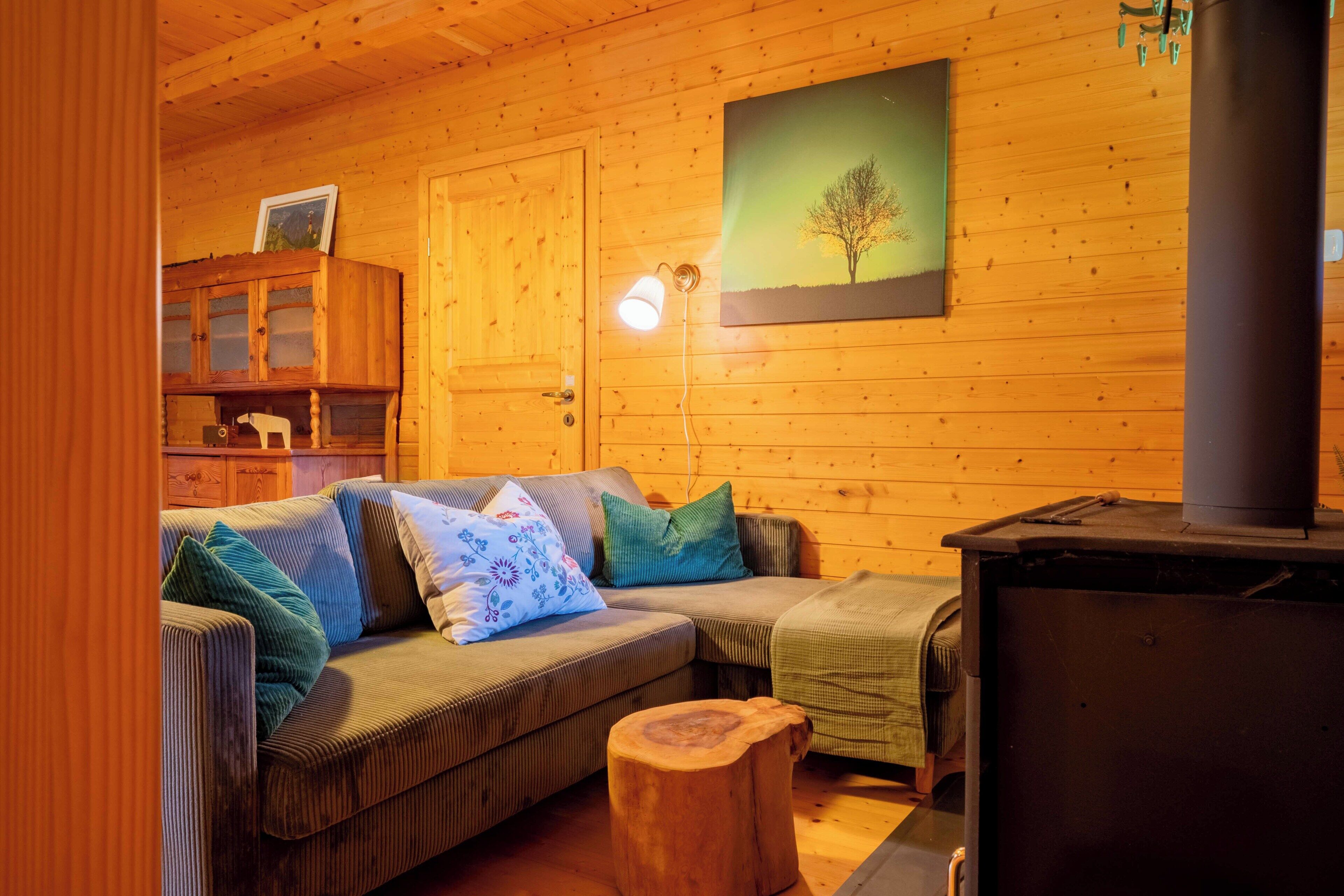 Smart-TV, Kamin, Bücher, Stereoanlage