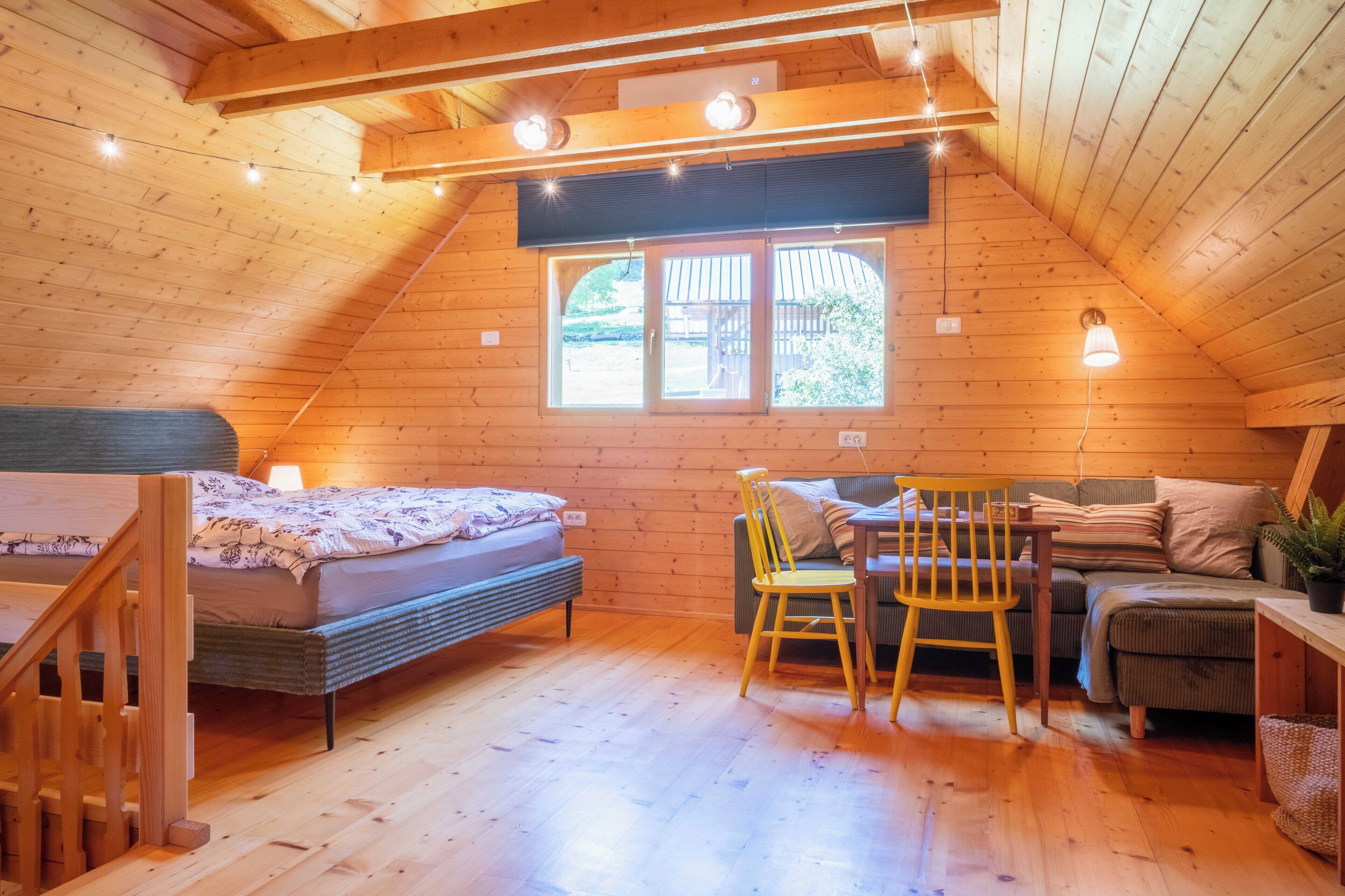 智能电视、壁炉、书、立体声音响