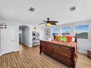 4 bedrooms, Internet, bed sheets