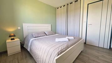 2 bedrooms, desk, travel cot, free WiFi