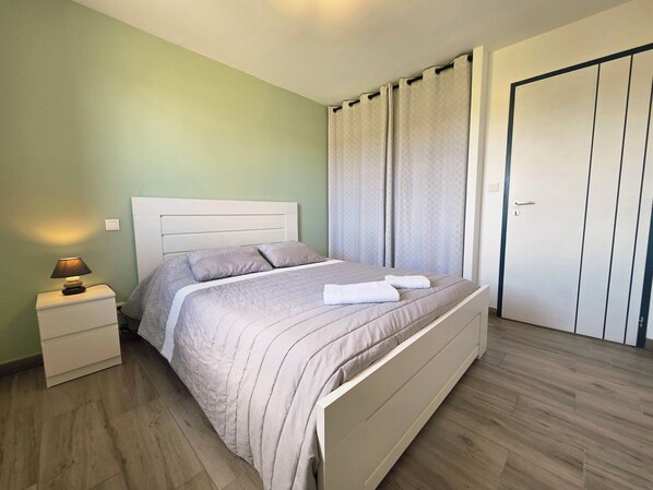 2 bedrooms, desk, travel cot, free WiFi