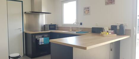 ثلاجة، ميكروويف، فرن، موقد طهي مسطح