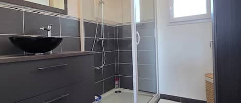 Regadera, toallas, jabón, papel de baño