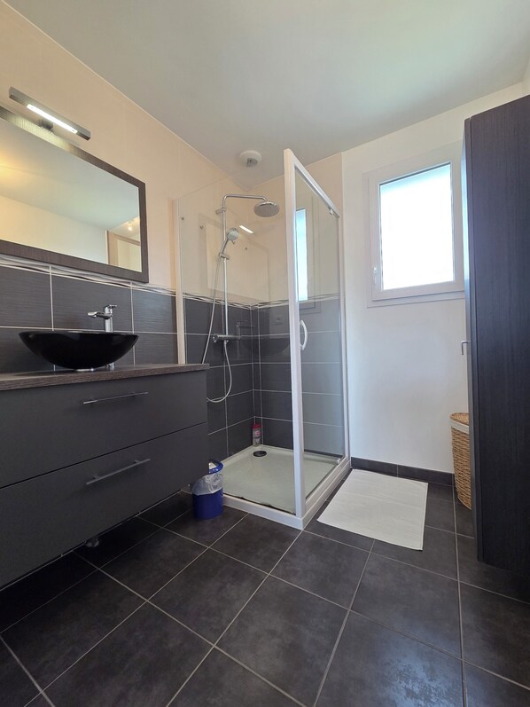 Douche, serviettes fournies, savon, papier toilette