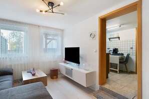 TV - Holiday Apartment 'Knittlingen' Dishwasher, Washing Machine, FREE Wifi, Private Parking (Knittlingen)