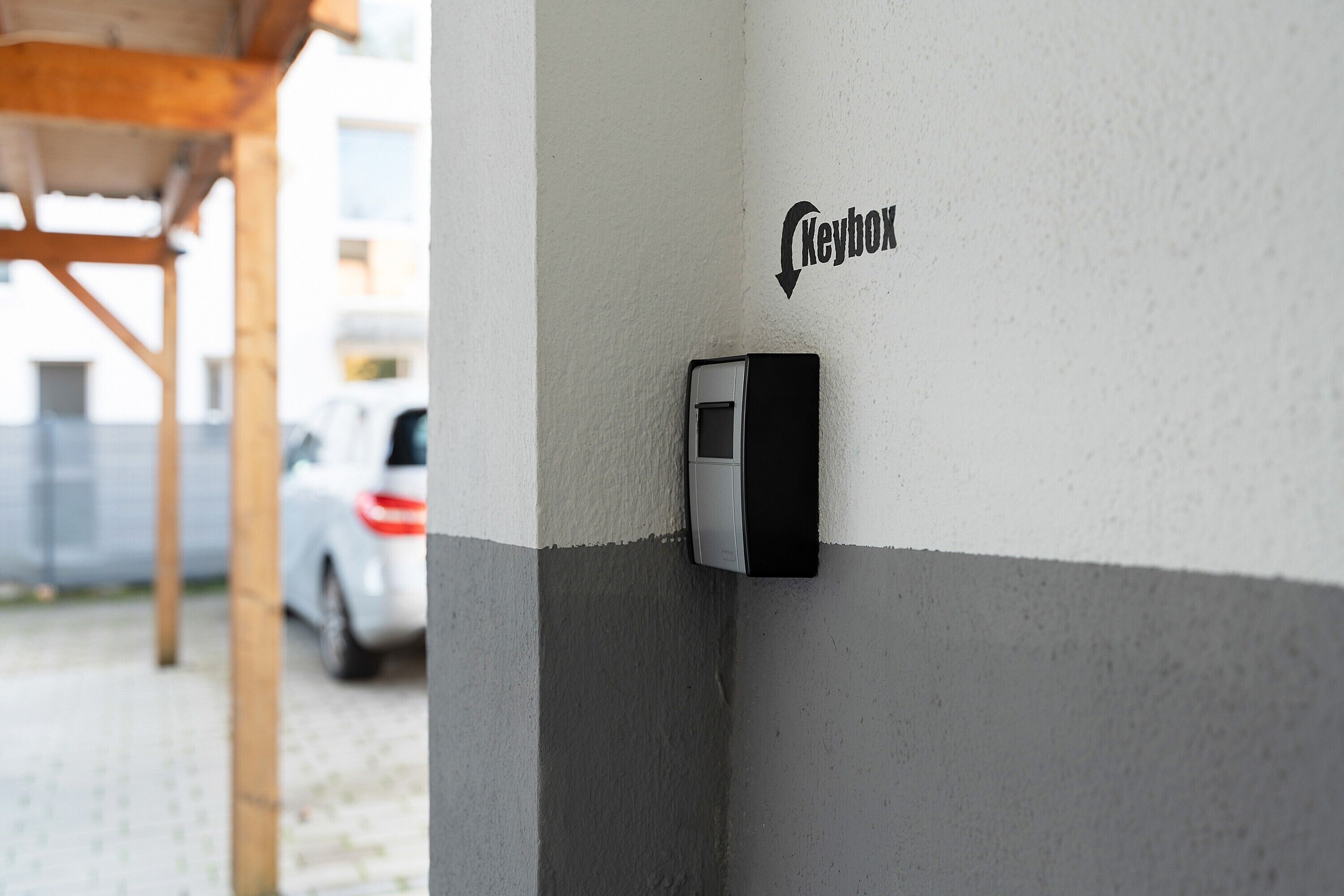 Dispositivo montado en la pared con la etiqueta 'Keybox' cerca de una puerta.
