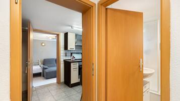 1 habitación, tabla de planchar con plancha, wifi y ropa de cama