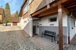 Exterior - Holiday Apartment 'Knittlingen' Dishwasher, Washing Machine, FREE Wifi, Private Parking (Knittlingen)