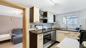 Frigorifero, microonde, forno, piano cottura