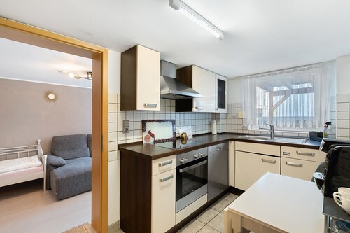 Holiday Apartment 'Knittlingen' Dishwasher, Washing Machine, FREE Wifi, Private Parking