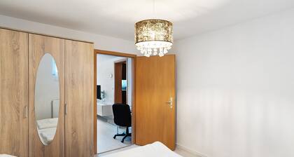 Holiday Apartment 'Knittlingen' Dishwasher, Washing Machine, FREE Wifi, Private Parking