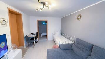 1 dormitorio, tabla de planchar con plancha, wifi y ropa de cama