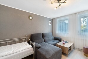 TV - Holiday Apartment 'Knittlingen' Dishwasher, Washing Machine, FREE Wifi, Private Parking (Knittlingen)