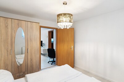 Holiday Apartment 'Knittlingen' Dishwasher, Washing Machine, FREE Wifi, Private Parking