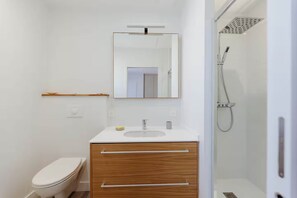 Hair dryer, towels