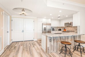 Micro-ondes, lave-vaisselle, cafetière/bouilloire, grille-pain