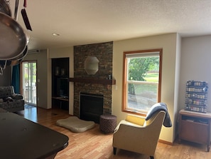 Casa, várias camas, varanda, vista para o jardim (2765 27th CT SW) | Área de estar | TV de tela plana 55 polegadas com canais digitais, lareira