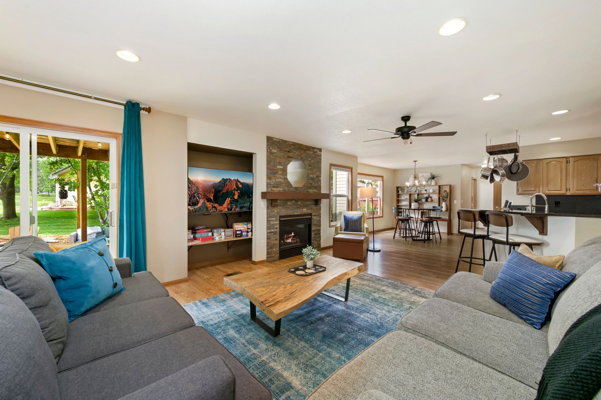 獨棟房屋, 多張床, 庭院, 花園景觀 (2765 27th CT SW) | 起居區 | 55-吋平面電視、數位頻道、壁爐