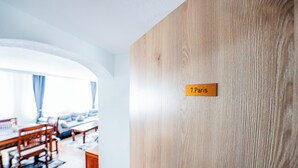 A wooden door with a sign that reads "7.Paris".