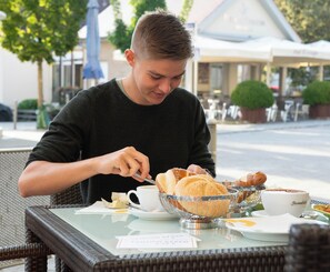 Free daily buffet breakfast