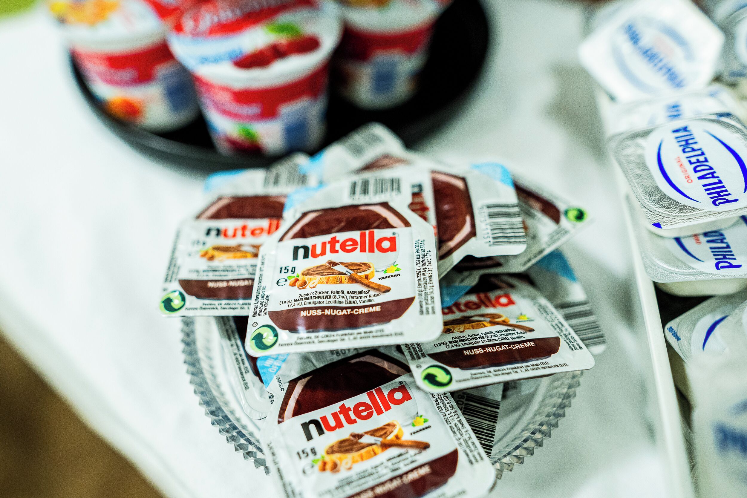 Un plateau rempli de pots de Nutella, chacun portant une étiquette indiquant un poids de 15 g.