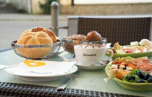 Free daily buffet breakfast