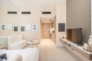 Studio | Internet - Chic Unit in Studio City Sleeps 2 With Pool and Gym (Dubai)