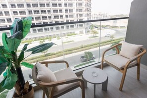 Studio | Internet - Chic Unit in Studio City Sleeps 2 With Pool and Gym (Dubai)