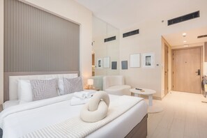 Studio | Internet - Chic Unit in Studio City Sleeps 2 With Pool and Gym (Dubai)
