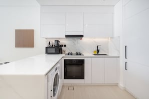 1 bedroom, Internet - JVC Apartment Sleeps 2 With Private Balcony (Dubai)