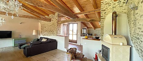 Televisión y chimenea