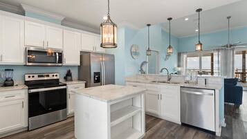 Coffee/tea maker, fridge, microwave, stovetop