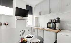 Apartment | Private kitchen | Fridge, microwave, oven, stovetop - Lovely Studio in the Heart of the Marais (Paris)