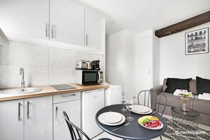 Apartamento | Cozinha privada | Geladeira, micro-ondas, fogão, cooktop