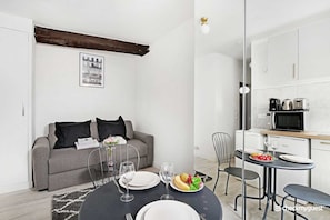 Apartment | Living area - Lovely Studio in the Heart of the Marais (Paris)