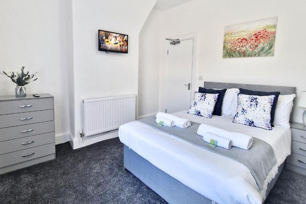 ROOM 2 Double Bedroom with ensuite