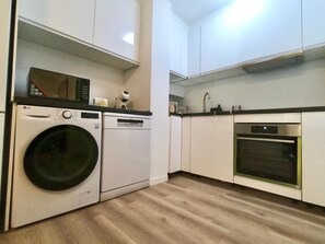Een microgolfoven, een oven, een kookplaat, een vaatwasser