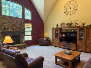 Smart-TV, peis, DVD-spiller og bøker