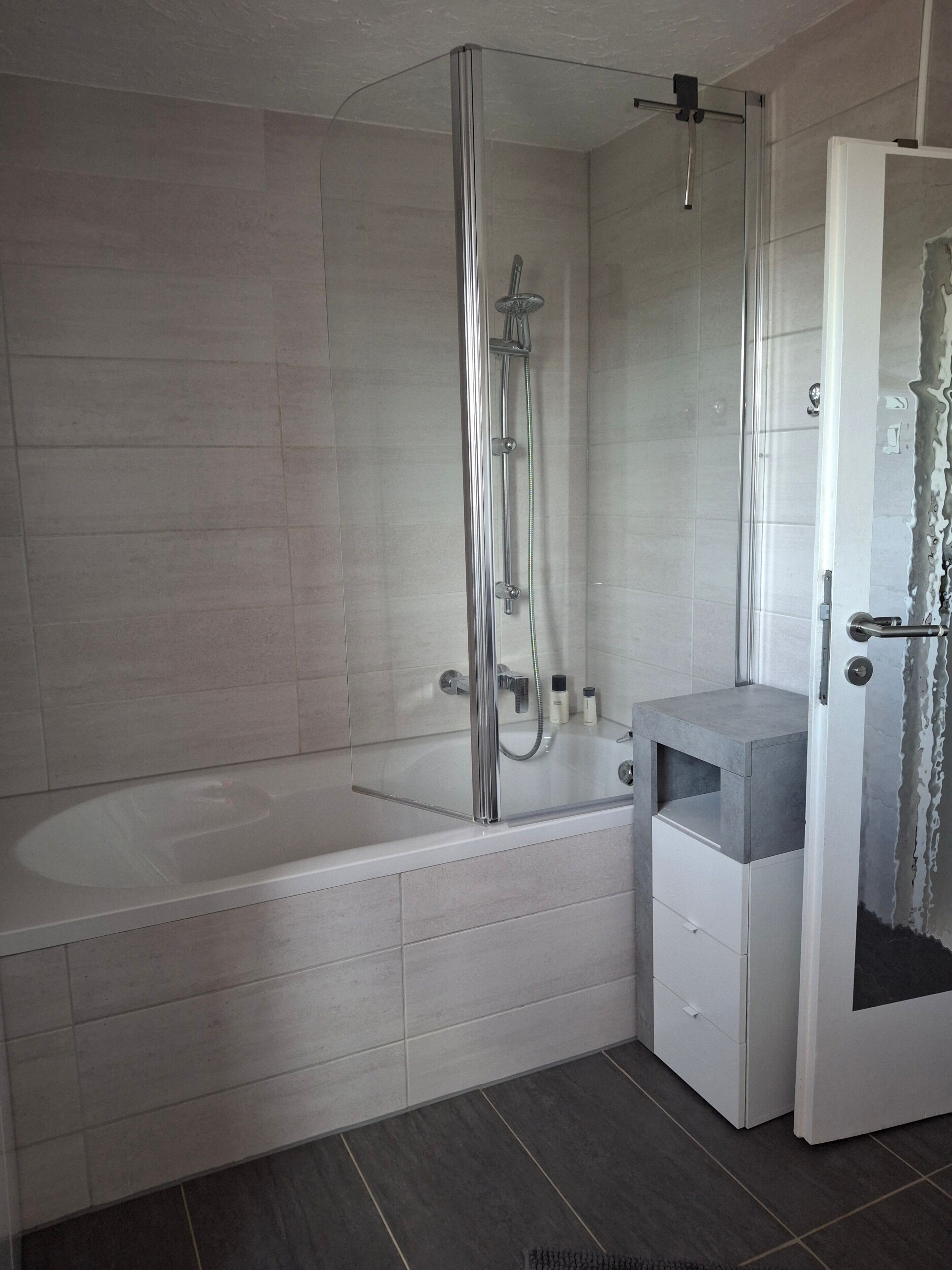 Ducha, secador de pelo, toallas