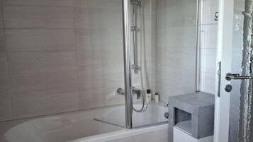 Ducha, secador de pelo, toallas