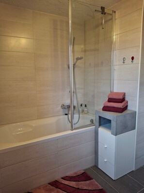 Shower, hair dryer, towels