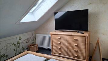 1 habitación, tabla de planchar con plancha, wifi y ropa de cama