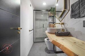 Douche, sèche-cheveux, serviettes fournies, savon