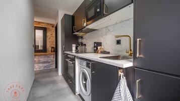 Een koelkast, een magnetron, een oven, een kookplaat