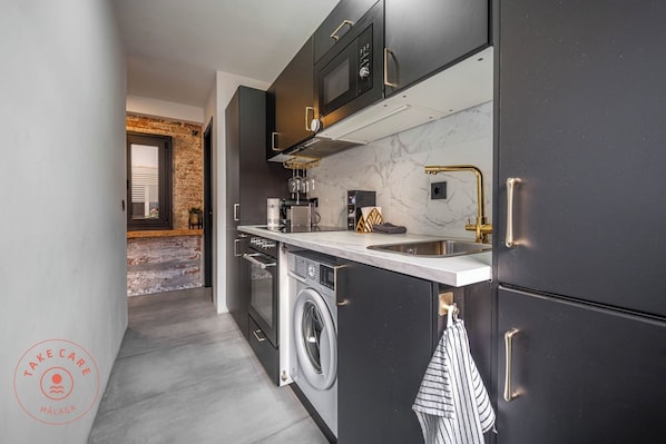 Een koelkast, een magnetron, een oven, een kookplaat