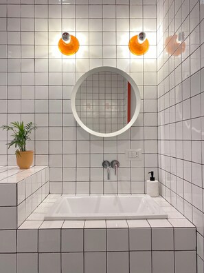 Suihku, hiustenkuivaaja, bidee, pyyhkeet