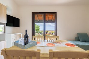 Dining - Villa with Pool 200m from the Sea 'La Finestra Sul Mare' – Sea View, Wi-Fi, Air Conditioning (Tertenia)