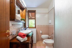 Shower, hair dryer, towels - Villa with Pool 200m from the Sea 'La Finestra Sul Mare' – Sea View, Wi-Fi, Air Conditioning (Tertenia)