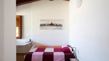 3 室のベッドルーム、アイロン / アイロン台、WiFi、ベッドシーツ