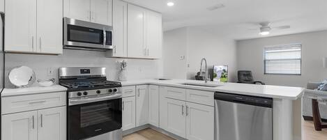 Refrigerador, microondas, horno y parrilla de estufa